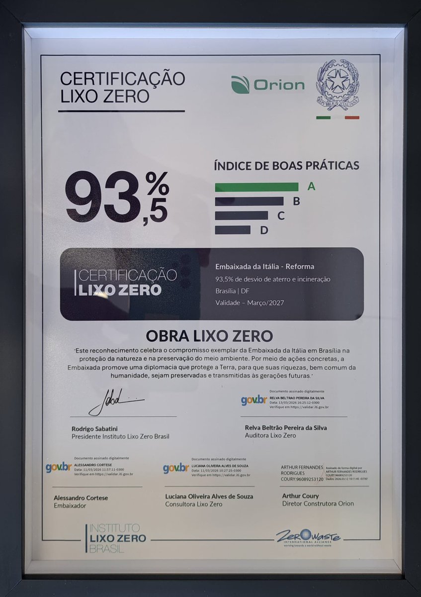 ItalyinBrazil's tweet photo. 🌱🌎🇮🇹 A Embaixada da Itália promove uma diplomacia que protege a Terra, para que suas riquezas sejam preservadas e transmitidas às gerações futuras. A obra de reforma da Embaixada conseguiu a certificação #Lixozero 
#Embaixadaverde #Zerowaste #Ambasciataverde 
@InstitutoLZB https://t.co/8W2v8hyOCQ