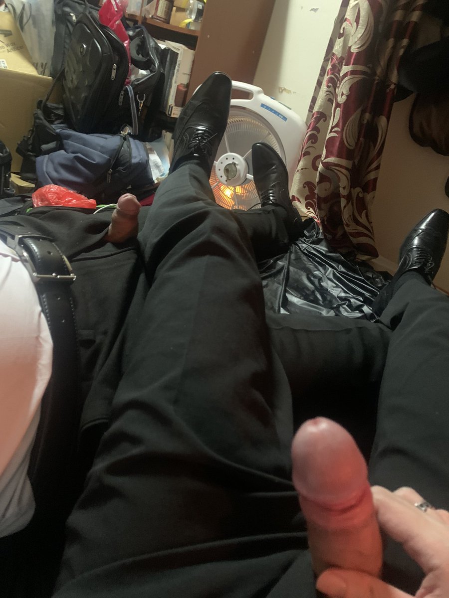 gary110684's tweet photo. 很久沒有找這個西裝��貨一起色色了🤭
#西裝控
#西裝褲
#皮帶
#皮鞋
#黑襪
#襯衫 https://t.co/AHvmEJdJu9