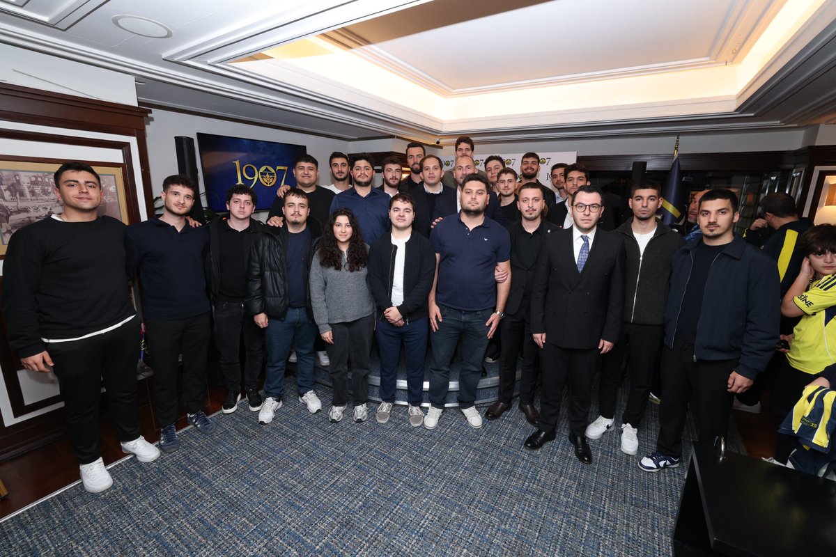 1907 Fenerbahçe Derneği'nin ev sahipliğinde düzenlenen Basketbol Erkek Takımımızın kaptanı Melih Mahmutoğlu ve oyuncusu Tarık Biberovic'in konuk olduğu "1907'li Saatler" sohbet toplantısına 1907 ÜNİFEB olarak katılım gösterdik.

 Sarı-lacivert sevdamızın etrafında kenetlendiğimiz
