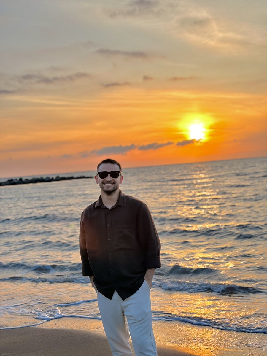 onalhasann's tweet photo. Karanlığa bakma, güneş her sabah en taze haliyle doğar, Bak, pencerendeki o aydınlık, gönlündeki darlığın şifasıdır. Tasavvuf der ki: “Her nefes yeni bir başlangıçtır. “ Sen yeterki gönlünü Hakk’a döndür; o zaman kışın ortasında baharı, kalabalığın ortasında huzuru bulursun.☀️🙏🏻 https://t.co/FkSsQQE0nl