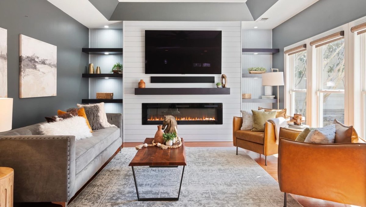 webbhomestaging's tweet image. A styled fireplace instantly draws the eye. It creates a focal point that makes the whole room feel warm and inviting. Check our website to learn more and for a free staging quote:
webbhomestaging.com/quote.html
Staging by Webb Home Staging, LLC. #staging #stagingsells #stagingtips