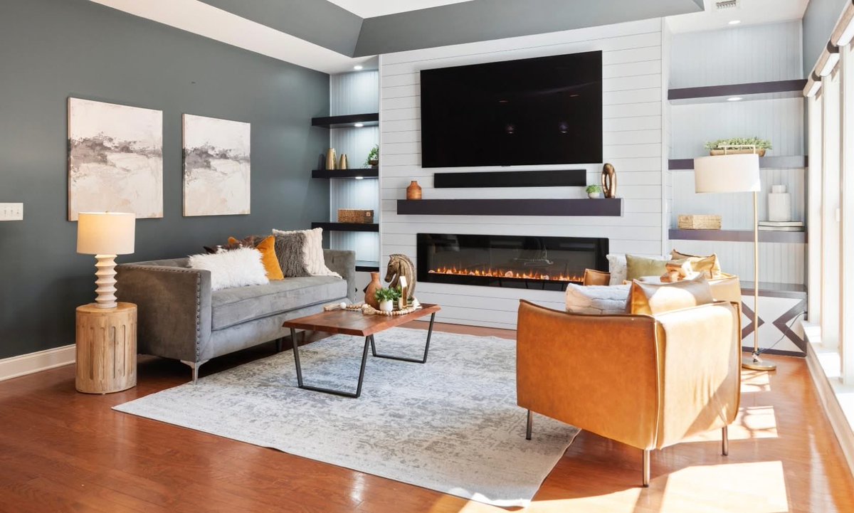 webbhomestaging's tweet image. A styled fireplace instantly draws the eye. It creates a focal point that makes the whole room feel warm and inviting. Check our website to learn more and for a free staging quote:
webbhomestaging.com/quote.html
Staging by Webb Home Staging, LLC. #staging #stagingsells #stagingtips