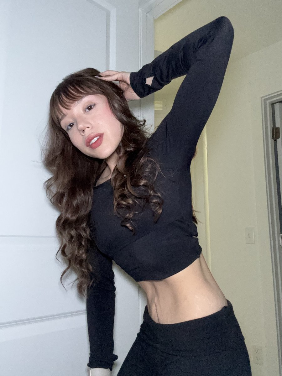 itsashleydamico's tweet image. Shining like the star I am! 🌟 
115lbs, 5’2 
Goal: 90lbs 

#leanislaw #longtongue #weightloss #fyp #bodybuilding