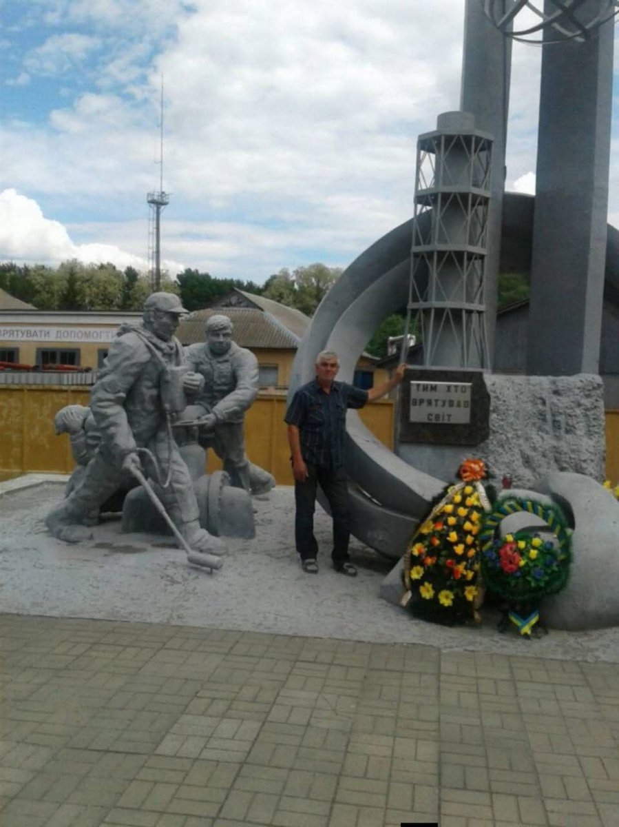 Олександр Каленюк був у Чорнобилі в 1987 році. Його відрядили туди з пожежної частини Мелітополя. Провів у зараженій зоні 18 діб - разом з іншими пожежниками працював на могильниках техніки, гасив торфяники. Без захисту, у звичайній формі.

У 1991 році Каленюки заснували будинок