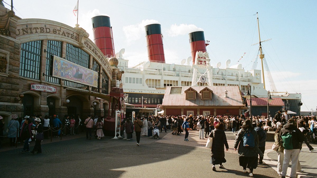 Somewareatdisney tweet media