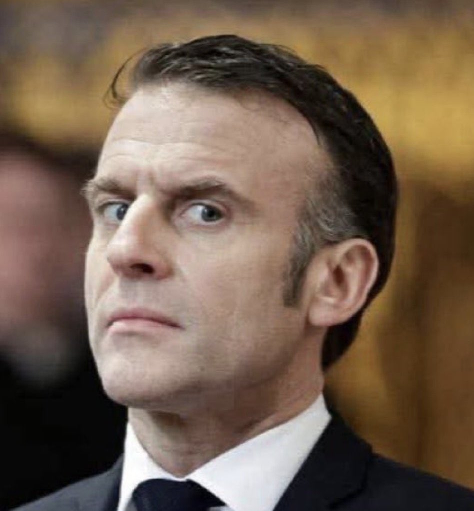 #Elysee  ce président <a href="/EmmanuelMacron/">Emmanuel Macron</a> veut pas baisser le prix de l’essence mais il continue de donner des Milliards à L’Ukraine 🇺🇦 
 Dégage Pourri !
Non tu aimes pas la France encore moins les Français !
