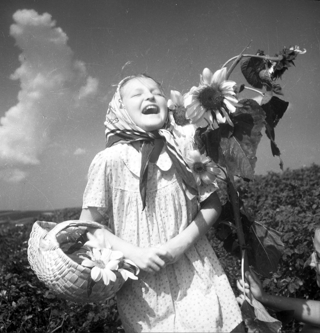 Chlodnyodcien's tweet image. Edward Hartwig (1909-2003) 
In the meadow 
Lublin, Poland
#childhood
