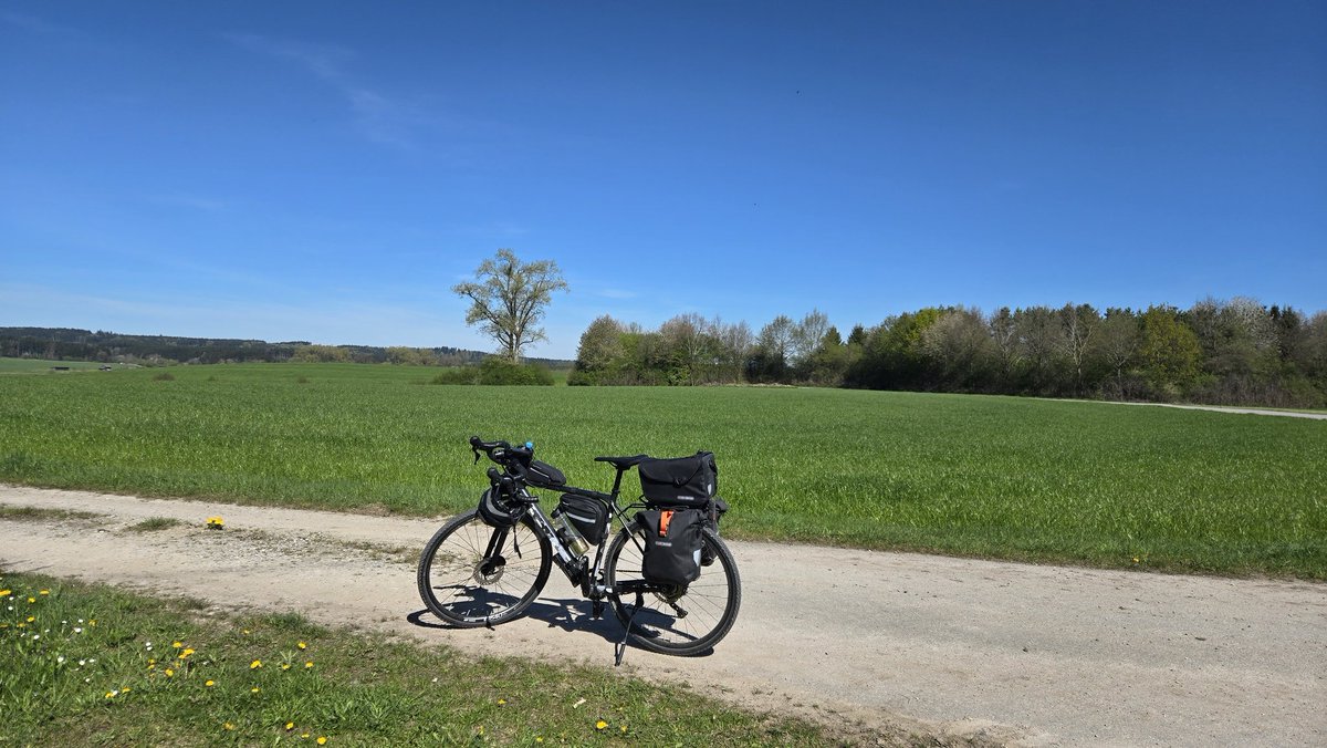 AlexderKleine82's tweet image. Heute spontan das Gravelbike gepackt und für 3 Tage Bikepacking unterwegs. Einfach das Wetter 🌞🍀🌳genießen.
Heute schon 107 km unterwegs...
#gravel #gravelbike #Bikepacking #nature #sun