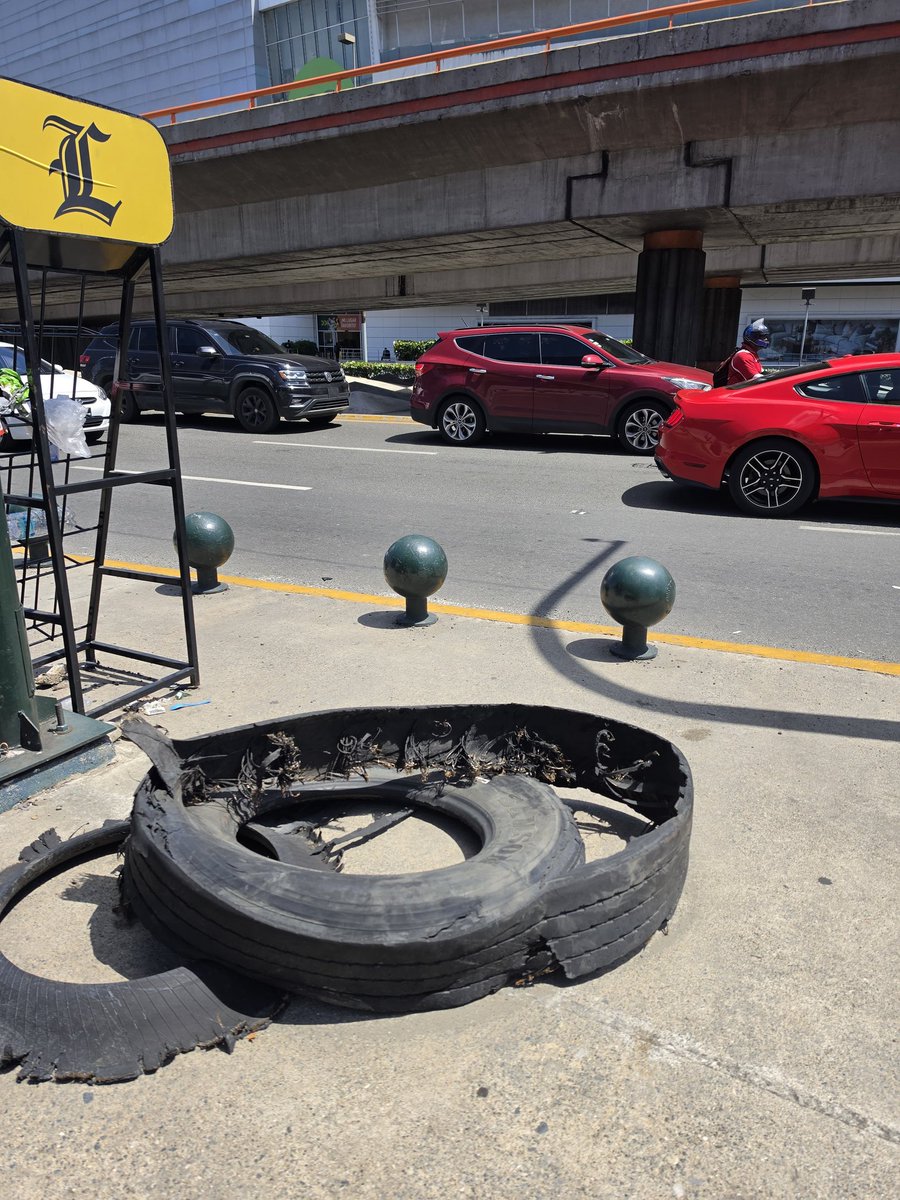 El desorden y prácticamente sin fiscalización del sistema de tránsito de RD, que debería el gobierno tirar la guardia nacional a las calles como única forma de evitar 10 muertes por día (que vergüenza) en RD.
<a href="/DiarioLibre/">Diario Libre</a> <a href="/ListinDiario/">LISTÍN DIARIO</a> <a href="/AliciaOrtegah/">Alicia Ortega Hasbun</a> <a href="/ElNacionalRD/">El Nacional</a> @digettRD