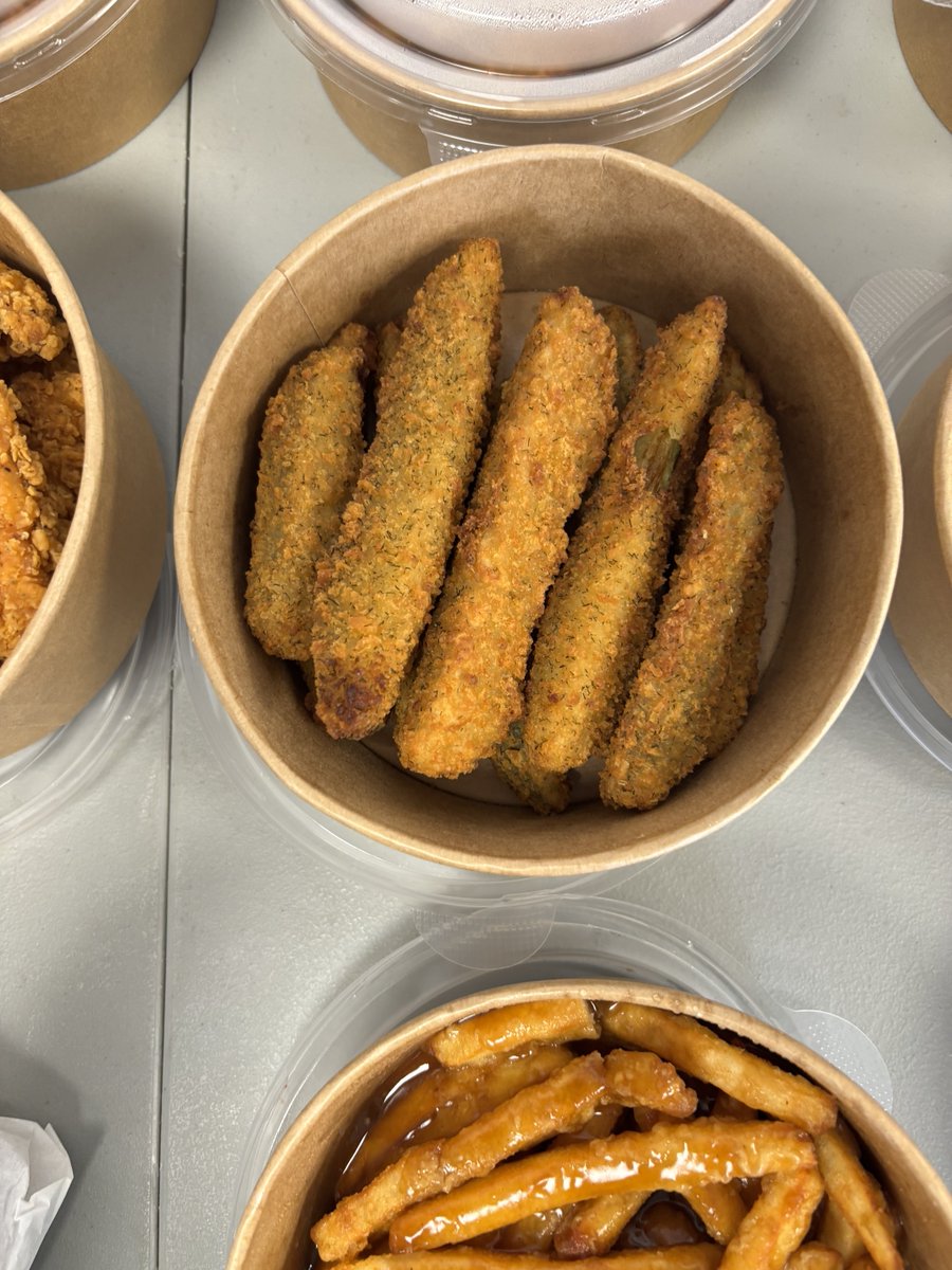 cruzfmyorkton's tweet photo. Poutine Joint for staff lunch this week! And it's not just poutine, but awesome fried chicken, pickle spears, mini donuts, and way more! -@graycolevoice
#StaffLunch
https://t.co/lwGlsjHqHV https://t.co/ig4PTnbXa6
