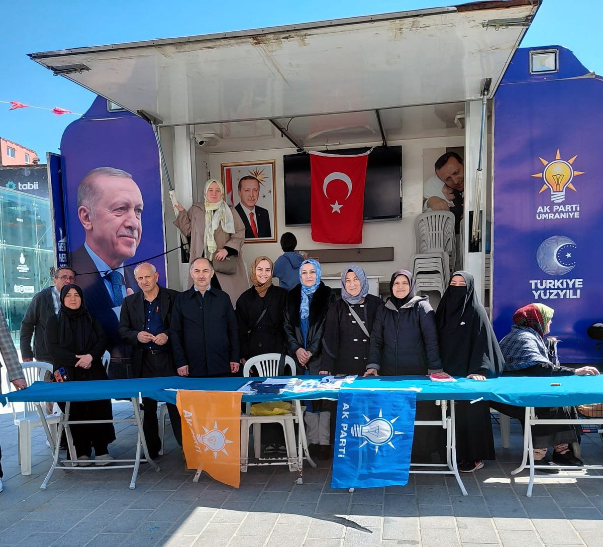 __ReisciHatun__'s tweet photo. Atatürk mahalle başkanımız @HuseyinO89311 teşkilat üyelerimizle,Çarşı meydanda Ak Nokta günümüzde davamıza yeni üyeler kazandırdık.
İlçe başkanımız @cetinkaya_salim İlçe Başkan Yardımcılarımız Yönetim Kurulu Üyelerimiz AK Noktamızda bizleri ziyaret ettiler @abdullahozdemir https://t.co/IyxNtGbMfj