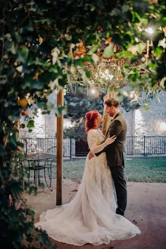 CastleFalls's tweet photo. #QuickTip: Planning your wedding event photos? We recommend timing your outdoor sessions for the hour before sunset. The way the light hits our historic stone walls and the surrounding five acres creates a magical, timeless glow for your gallery! https://t.co/skPZI853tv