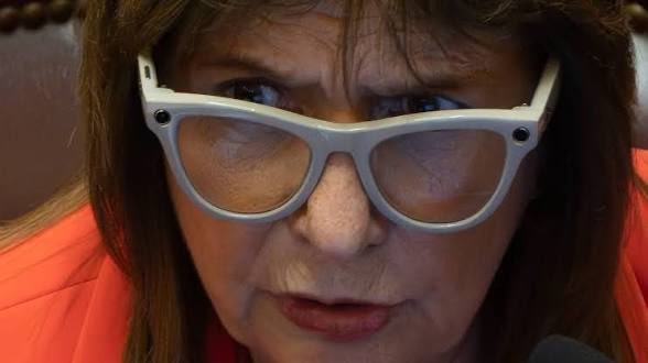 La senadora <a href="/PatoBullrich/">Patricia Bullrich</a> filmando en el recinto del SENADO DE LA NACIÓN. 
Mientras hablan los senadores de su bloque y oposición ella filma.
SIN AUTORIZACIÓN, 
ES LEGAL O 
ES ESPIONAJE ?