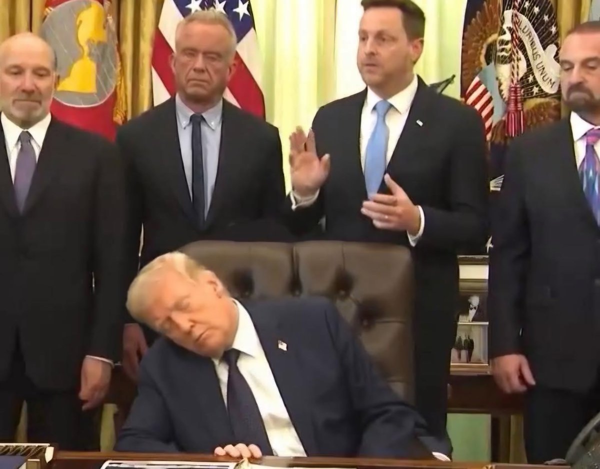 jonhudson33's tweet photo. @annie_j04 @RealJamesWoods Actial picture of the don napping https://t.co/wB92fBP1CN