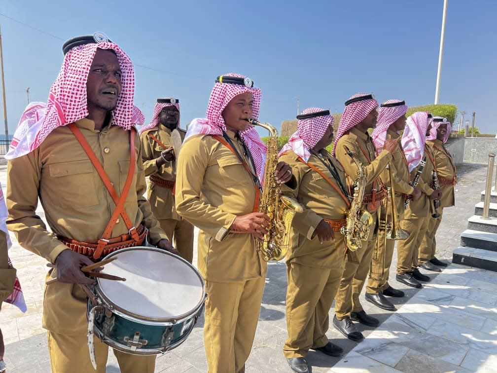 Hd62876610's tweet photo. الهوية ليست ثوبًا فقط..
 بل تاريخٌ يمشي على الأرض

أجاد الدكتور خالد سالم باوزير حين فتح 
هذا الملف المهم،
 لأن الحديث عن اللباس الحضرمي ليس
 ترفًا شكليًا، 
بل حديث عن ذاكرة شعب، 
وصورة مجتمع، 
وهيبة تاريخ
 حاولت التحولات السياسية
 طمس كثيرٍ من ملامحه  ....

فالصور القديمة التي نراها اليوم ليست
 مجرد أرشيف جامد، 
بل شواهد حية على مرحلة كان فيها
 الحضرمي   ....
 حاضرًا بهندامه، 
منظمًا في مؤسساته، 
معتزًا بمظهره  ...
واثقًا بنفسه،
 يعرف من هو، 
وإلى أي إرث ينتمي.
 وكان اللباس جزءًا من هذا المشهد الحضاري، كما كانت اللغة والعادات والنظام والاحترام.

لقد خسرنا عبر العقود أشياء كثيرة، لكن
 أخطر ما خسرناه هو التطبيع مع فقدان
 الهوية، 
حتى أصبح الجيل الجديد يرى أصالته شيئًا غريبًا. ...
بينما يراه في غيره أمرًا طبيعيًا. 
وهنا تكمن المشكلة الحقيقية.

إن استعادة اللباس الحضرمي لا تعني 
رفض الحداثة   ...
ولا الانغلاق  ......
بل تعني المصالحة مع الذات  ...
 وإعادة الاعتبار لرموزنا الثقافية  ...
 فالأمم المتقدمة تحافظ على أزيائها التقليدية وتفخر بها  ...
 وتظهر بها في المناسبات والاحتفالات 
والمحافل الرسمية  ...
 لأنها تفهم أن المظهر جزء من الرسالة
 الحضارية. ...
ومن هنا، 
فإن المطلوب اليوم ليس فرض لباس
 على الناس   ...
 بل إعادة حضوره في الوعي العام: 
في المدارس، 
والمناسبات الوطنية،
 والمهرجانات،
 والأعمال الدرامية،
 والصور الرسمية،
 والاحتفالات الشعبية، 
حتى يعود مألوفًا للأعين، 
محبوبًا في النفوس، 
مرتبطًا بالعزة والانتماء. ....
كما أن على رجال الأعمال والتجار والمثقفين والإعلاميين دورًا كبيرًا في دعم هذه العودة، 
من خلال الإنتاج، 
والترويج، 
والرعاية،
 وتحويل الهوية من ذكرى قديمة إلى.
 مشروع حاضر.
حضرموت لا ينقصها التاريخ، 
ولا الرجال،
 ولا الإرث، 
لكنها تحتاج من يوقظ الذاكرة، 
ويعيد الثقة، 
ويقول للأجيال:
 أنتم أبناء حضارة عظيمة، 
فلا تمشوا بلا ملامح.

فالهوية إذا غابت من الثوب  ...
 غابت من الوعي. ..
 وإذا عادت إلى الوعي، 
عادت إلى كل شيء.

بقلم: مهندس صالح بن سعيد المرزم
24 أبريل 2026