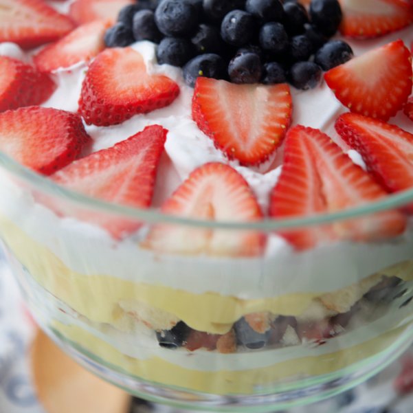 CarriesExpKtchn's tweet image. No Bake Berry Trifle made with butter poundcake, vanilla pudding, whipped topping, fresh strawberries and blueberries is perfect for all of those upcoming get togethers!

Recipe: carriesexperimentalkitchen.com/patriotic-berr… #dessert #recipeoftheday #recipes