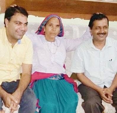 मैं मेरी माँ मेरा बड़ा भाई।