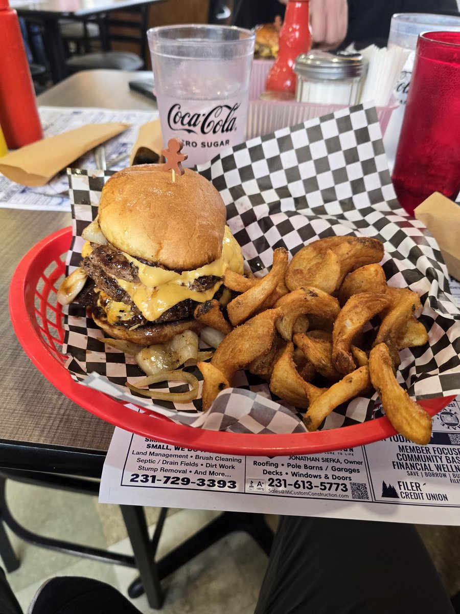 AbrahamDNoble's tweet image. It megaultragiga bulking season! Get in there!
#bulking #burger #thickboi