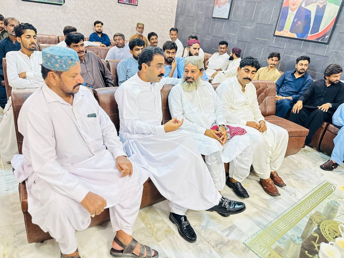 Soomro1Mun9847's tweet photo. Hyderabad
24 April 2026 

PPP youth leader @bilalshoro376, met party workers, voters and local residents at Shora House, listened to their problems and resolved them on the spot. 
@jamkhanshoro @KashifShoroPPP https://t.co/GCyMsFXZdI