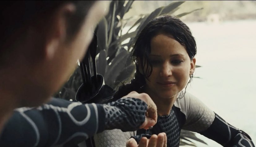 evrlarkthinker's tweet photo. the parallel of lenore dove and peeta both gifting something to the love of their life that reminds them to keep fighting https://t.co/rHrbgidTji