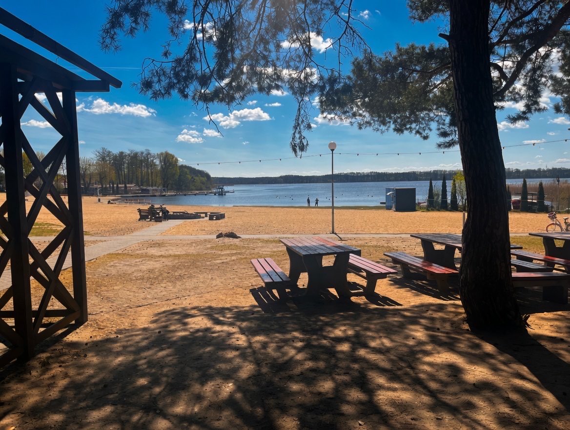 MarioMacally's tweet photo. Spokój, piasek i widok na Jezioro Rudnickie. 🏖️ Idealny moment na chwilę oddechu.  ☀️🙌

#Grudziądz #PlażaMiejska #Rudnik #JezioroRudnickie #Relaks https://t.co/vLYUG1LejV