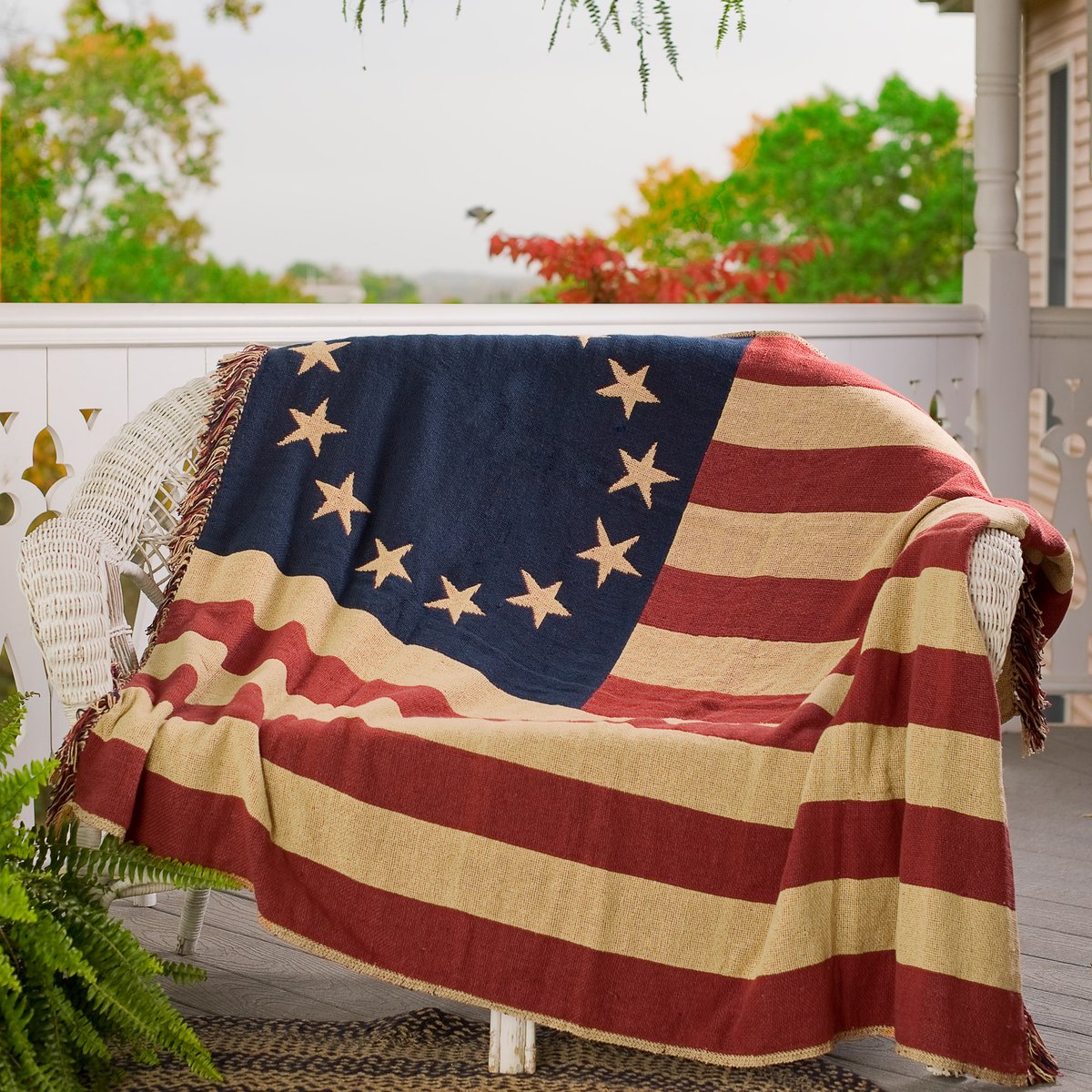 lange_store's tweet image. Get cozy with our Old Glory Woven Throw. This masterpiece is the coup de grace for the ultimate country home. Find it Online Here: langegeneralstore.com/collections/am…

#throw #blanket #homedecor #livingroomdecor #PatrioticDecor