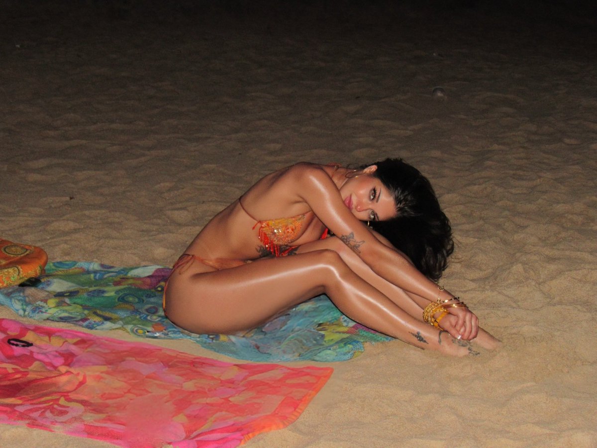 نیکی tweet media