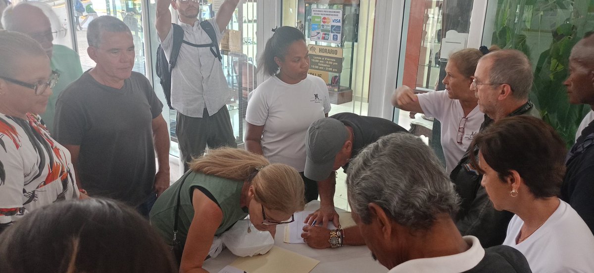 Trabajadores del sector no estatal se unieron a los de empresas estatales en el Centro de Negocios de Miramar, para dar su firma por la Patria, contra el bloqueo, y contra las agresiones a #Cuba #CDRCuba #MiFirmaPorLaPatria #CubaNoSeRinde