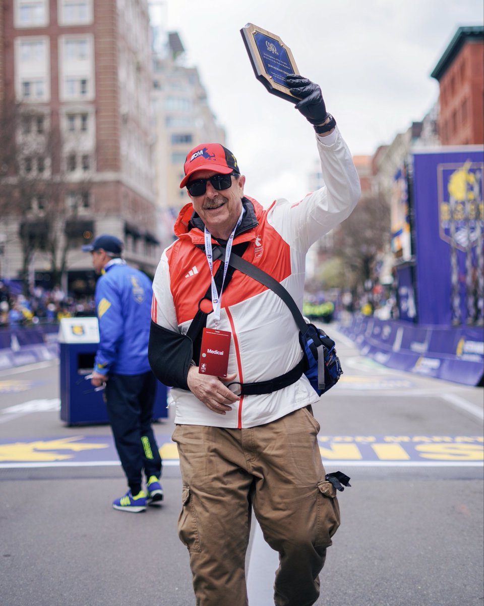 bostonmarathon's tweet image. This #NationalVolunteerWeek, we’d like to extend a heartfelt congratulations to Jon Dana for 50 YEARS of volunteering for the #BostonMarathon presented by @BankofAmerica.🦄

AND THANK YOU to each and every one of our 10,000 #Boston130 volunteers!💙💛

#MeetTheMoment