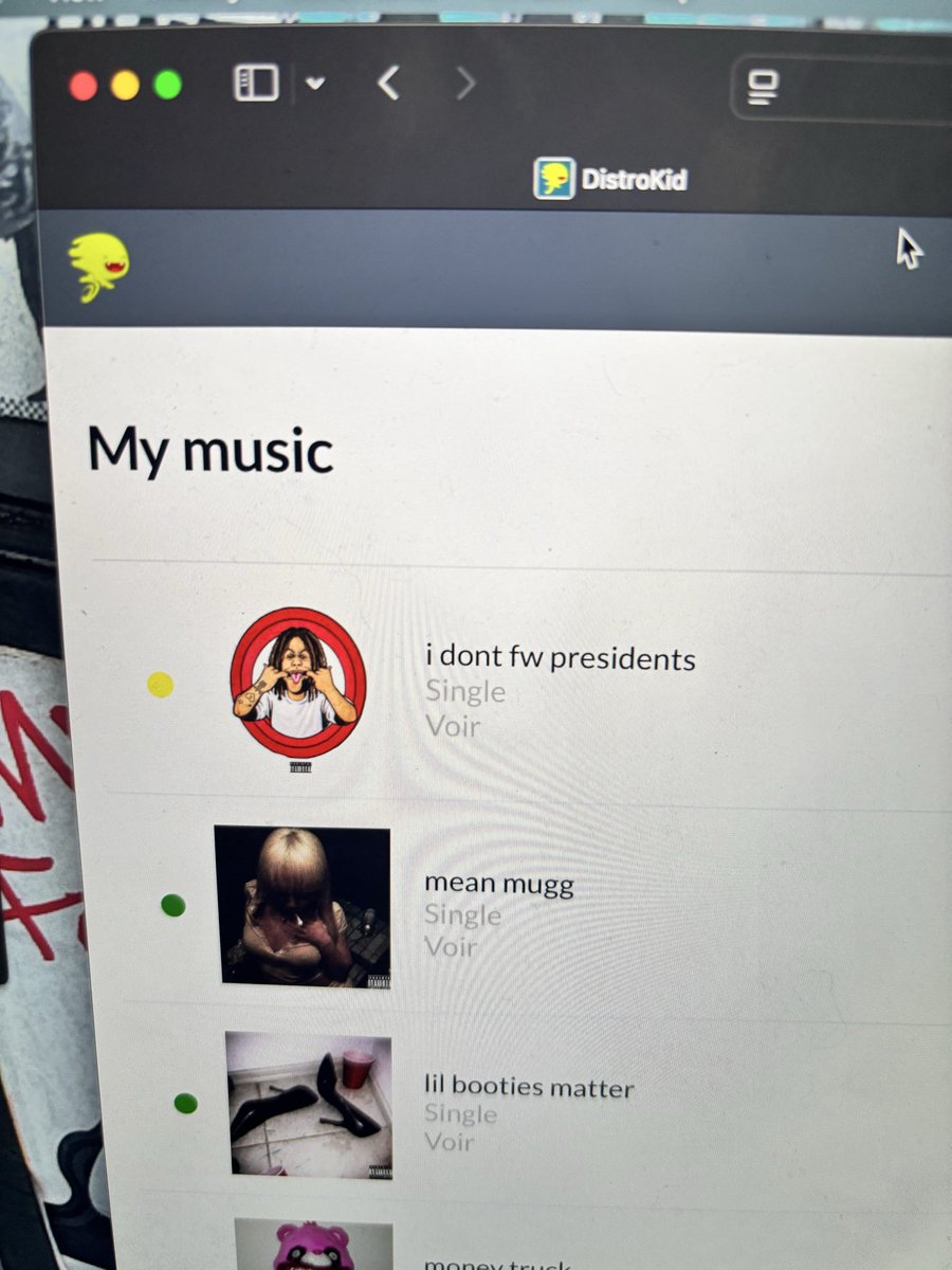 VoirCapone's tweet photo. @DistroKid 
This song was supposed to be out YESTERDAY dawg. I’ve had so many releases. Marketing is up. It’s said it will be delivered to stores for 48+ hours but the dot is still yellow. UPC: 825373604590. Your customer support team is incompetent. Fix it https://t.co/Z0XiRVxhaj