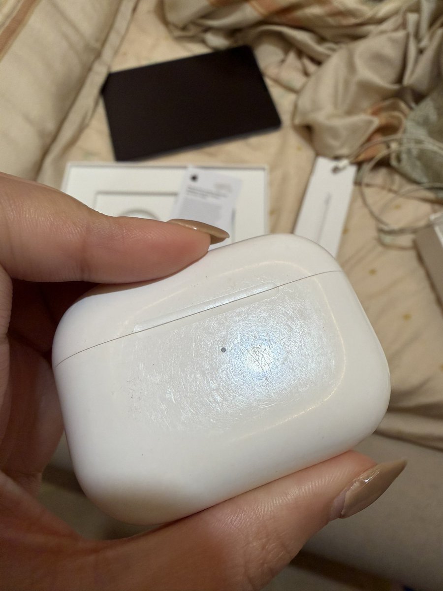 quaiescent's tweet photo. wts airpods pro gen 2 (lightning)

- original fullset
- rarely used, tp karna gapake casing ada lecet2 dan kotor sedikit
- price 2.3 nego tipis 
- dom tangsel bisa cod/shopee

for more info, bisa dm ajaa!
#zonauang https://t.co/bXXvIm795J