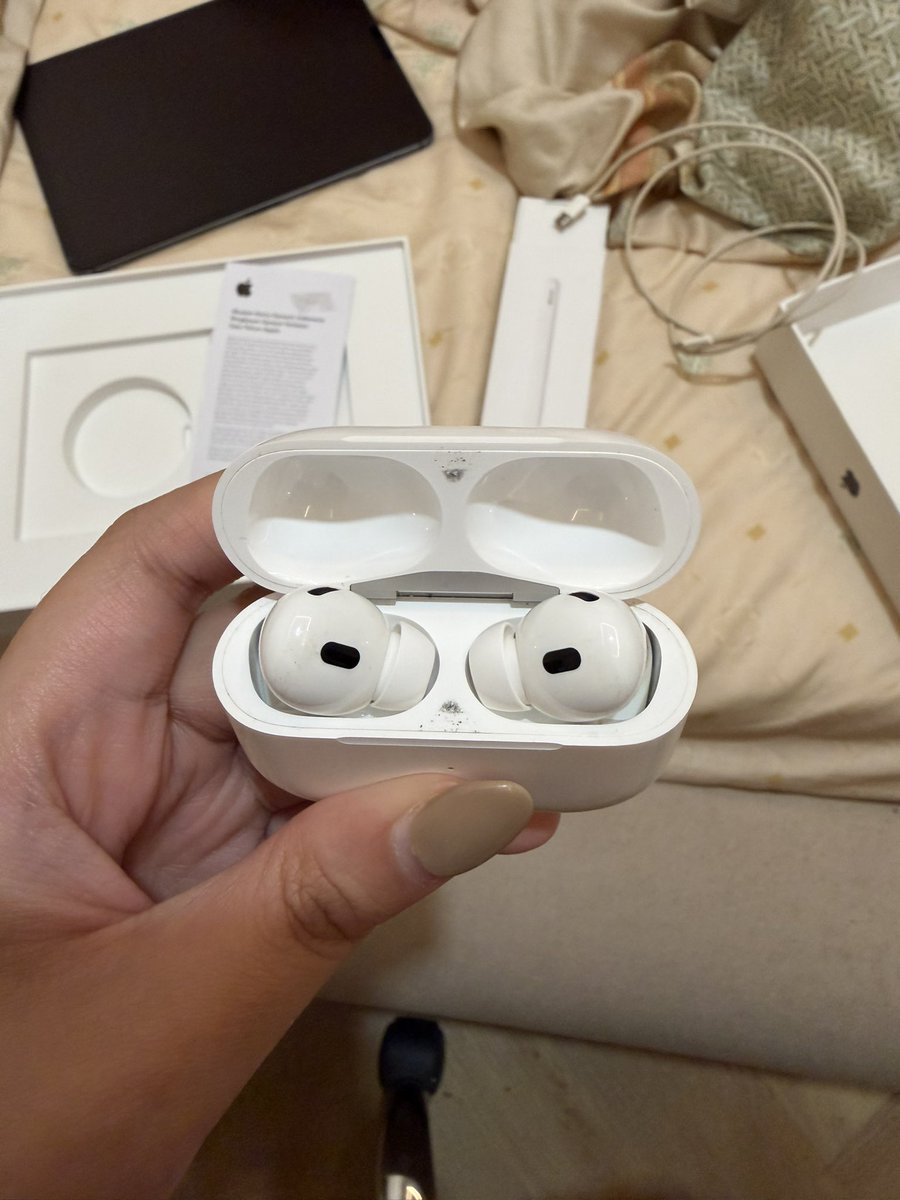 quaiescent's tweet photo. wts airpods pro gen 2 (lightning)

- original fullset
- rarely used, tp karna gapake casing ada lecet2 dan kotor sedikit
- price 2.3 nego tipis 
- dom tangsel bisa cod/shopee

for more info, bisa dm ajaa!
#zonauang https://t.co/bXXvIm795J