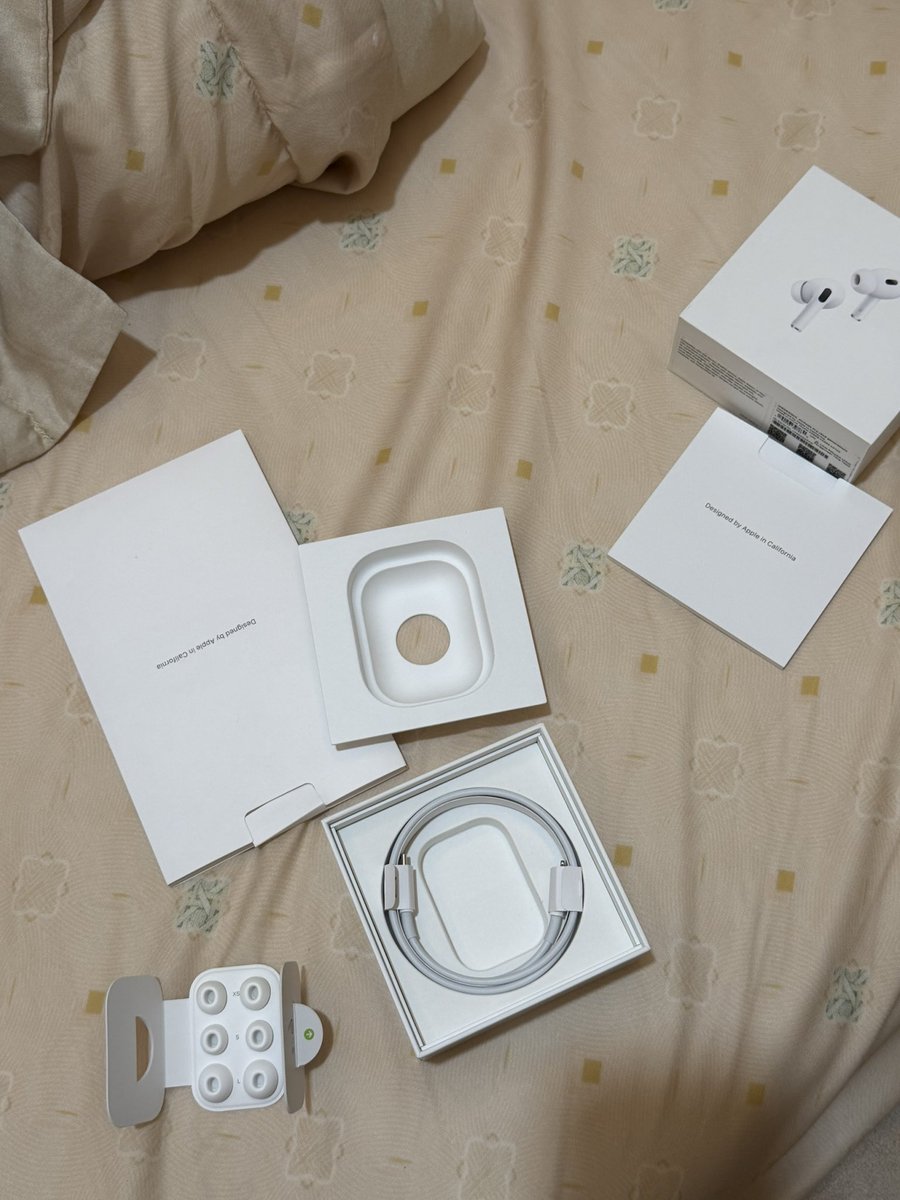 quaiescent's tweet photo. wts airpods pro gen 2 (lightning)

- original fullset
- rarely used, tp karna gapake casing ada lecet2 dan kotor sedikit
- price 2.3 nego tipis 
- dom tangsel bisa cod/shopee

for more info, bisa dm ajaa!
#zonauang https://t.co/bXXvIm795J