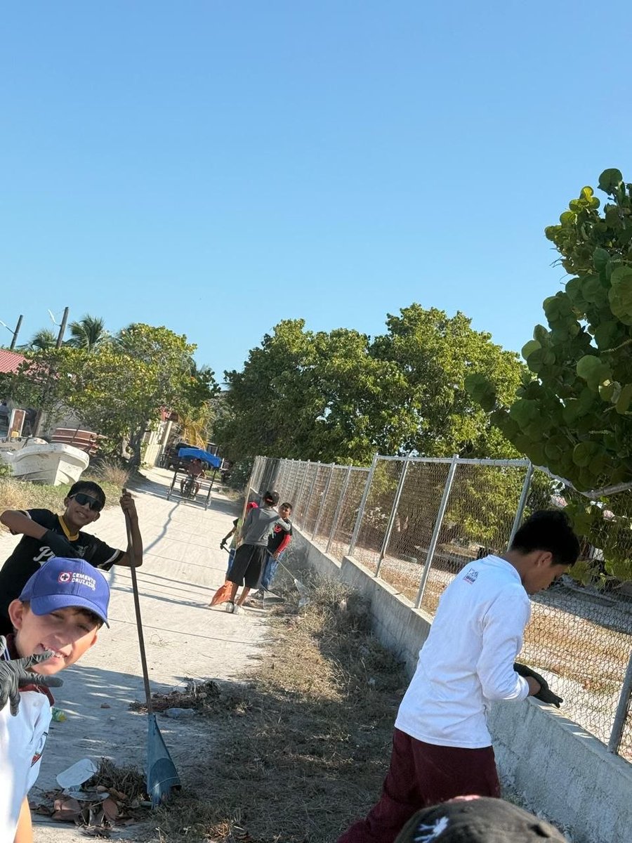 apicampeche's tweet image. 👏🏻 Participaron representantes de 15 instituciones federales, estatales, educativas, prestadores de servicios ecoturísticos y habitantes de la comunidad. 🫶🏻

✅ #APICAM es  una empresa socialmente responsable y comprometida con las comunidades portuarias. 👌🏻 (1/2)