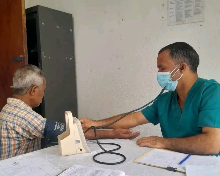 YuleisiCC's tweet photo. El Dr. Mirioldis Matos Rodríguez, Esp. en MGI de la #BMCTL🇨🇺🇹🇱 en el municipio #Viqueque, brinda atención médica a paciente masculino con diagnóstico de hipertensión arterial,#CubaSalva #CubaCoopera.Guantanamo y su valiosos profesionales. https://t.co/OSbCfrh95N