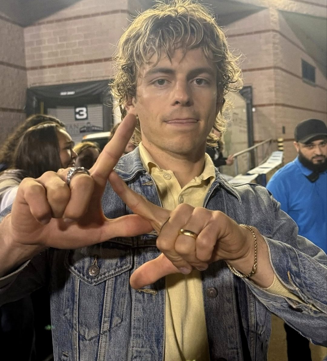 RossLPortugal's tweet photo. 📸 New photo of Ross last night. 🤏🏻 https://t.co/1OHEgonBaS