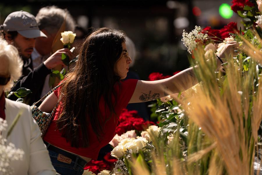 XHNews's tweet image. Romance and #reading! These are what represent the Sant Jordi festival in Barcelona. On the day, loved ones exchange roses and #books purchased from the numerous stalls that line the city's streets. Many locals have cherished the festival since childhood. xhtxs.cn/bbPL