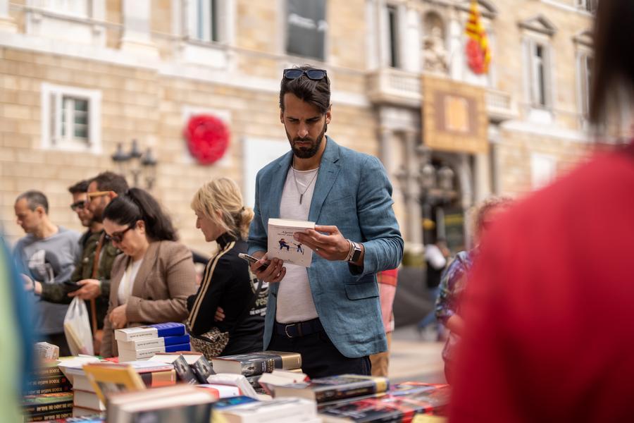 XHNews's tweet image. Romance and #reading! These are what represent the Sant Jordi festival in Barcelona. On the day, loved ones exchange roses and #books purchased from the numerous stalls that line the city's streets. Many locals have cherished the festival since childhood. xhtxs.cn/bbPL