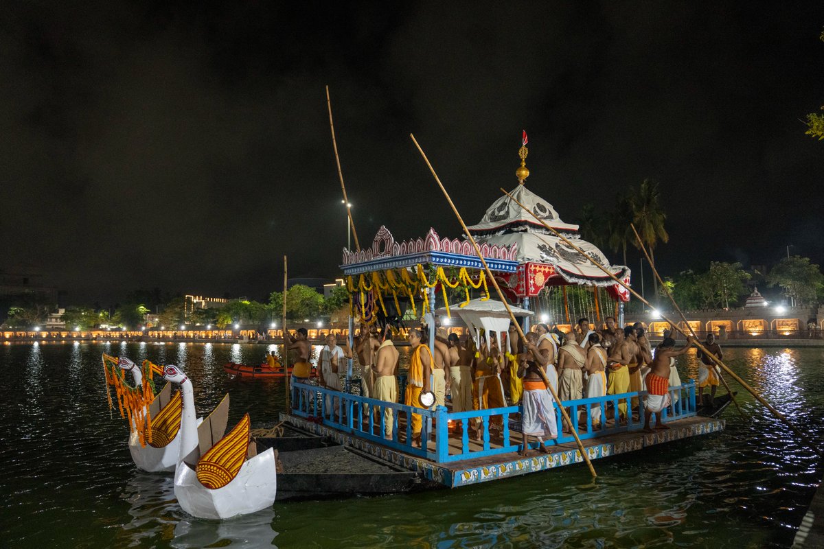 ଚନ୍ଦନ ଯାତ୍ରା ଉପଲକ୍ଷେ ପବିତ୍ର ନରେନ୍ଦ୍ର ପୁଷ୍କରିଣୀ ଠାରେ ବିଜେ ପ୍ରତିମାଙ୍କ ନୌକା ବିହାରର କେତେକ ମନୋହର ଦୃଶ୍ଯ। 
#JaiJagannatha #ChandanaYatra2026