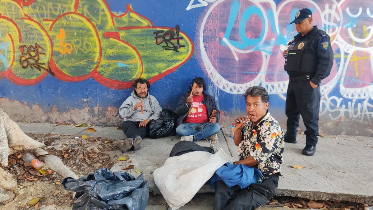 cocoareyes's tweet photo. @ClaraBrugadaM @GobCDMX @TravelAlamosG jefa de gobierno esto es una muestra de lo que soportamos los vecinos por el SIBISO (albergue) instalado en @ViaductoPiedad1 con psc alcohólicos, drogadictos, violentos, enfermos mentales, rateros, exigimos su reubicación!! https://t.co/NG88QAi4PB
