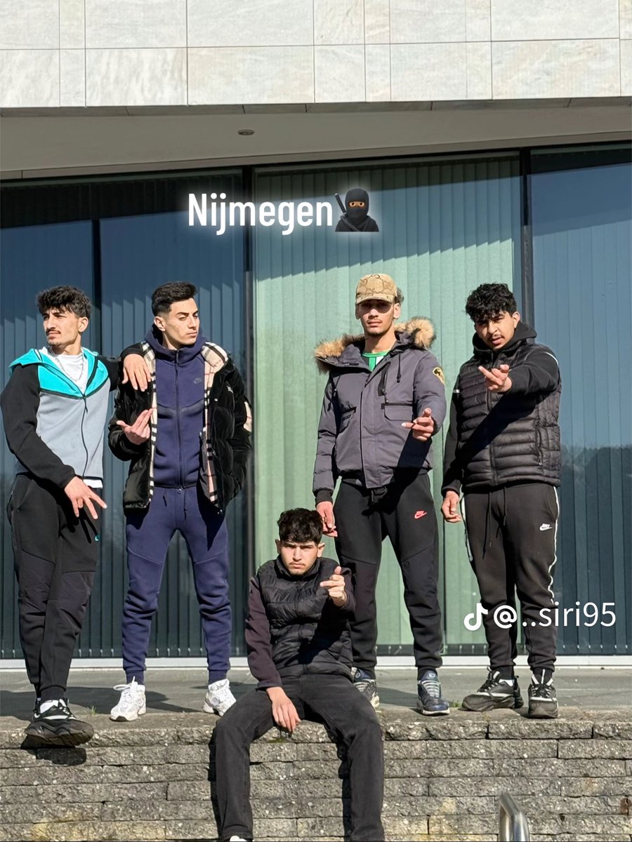 P0eMPieDinges's tweet image. De nieuwe dokters en ingenieurs uit Syrie.