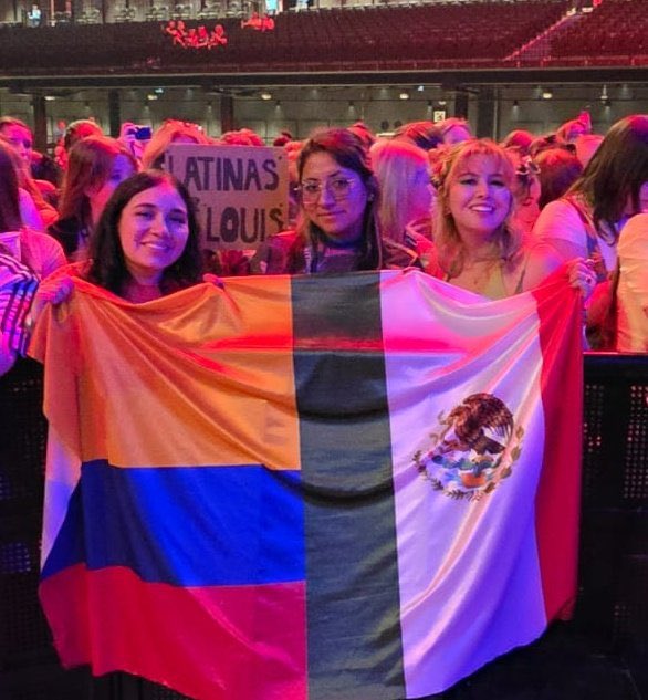 AOTVOnTour's tweet photo. Fans brought a Colombia and Mexico flag for the show  
#HDWGHWTManchester

📸 r2r_home https://t.co/tz901hJFQr