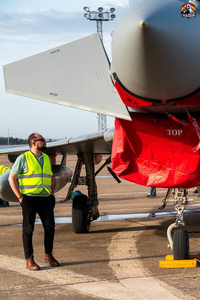 JorgeGuardia_'s tweet image. Siempre me ha encantado contemplar bien de cerca los aviones. 
En calma, con detenimiento, y apreciando como cada pequeño detalle es capaz de crear tanta magia.

Gracias @yager821 por este pedazo de robado.
#Eurofighter #Typhoon