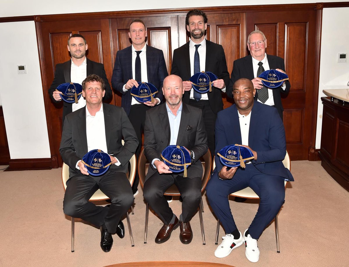 𝑩𝑳𝑨𝑪𝑲𝑩𝑼𝑹𝑵 𝑯𝑶𝑵𝑶𝑼𝑹 𝑩𝑬𝑵𝑵𝑰

Bafana Bafana legend Benni McCarthy and English legend Alan Shearer were among seven players honoured by Blackburn Rovers this week, as the club celebrated its 150th anniversary at a special Gala dinner.
idiskitimes.co.za/sa-stars-abroa…