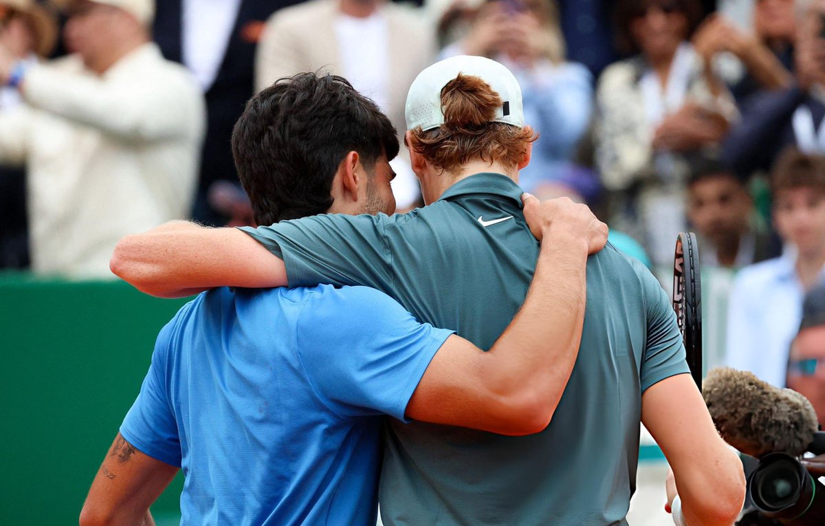 Tiempodetenis1's tweet photo. 👏 ESTA RESPUESTA DE JANNIK SINNER FUE EJEMPLAR.

🗣 ¿Crees que la ausencia de Carlos te convertirá en un favorito más grande para Roma y Roland Garros?

🗣 "No lo sé, creo que no es de esto de lo que deberíamos hablar. Creo que lo más importante es decir primero que nada que el tenis necesita a Carlos".

🗣 "El tenis tiene un espíritu mucho mejor cuando él está cerca y también para mí personalmente es agradable cuando está presente".

🗣 "Me hace mirar también el cuadro y los partidos individuales de una manera diferente, a pesar de que, si nos enfrentaramos, siempre sería en la final".

🗣 "Creo que va a volver más fuerte que antes, pero las lesiones siempre son duras, especialmente la de muñeca. Hay ciertas áreas de nuestro cuerpo que son muy sensibles".

🗣 "​Así que espero que vuelva y que no tenga más lesiones, pero también creo que es bueno que él y su equipo se tomen su tiempo, porque si vuelves demasiado pronto, quizás tengas un problema mayor después".

🗣 "Todos queremos que sea competitivo desde el momento en que regrese y, en este caso, supongo que su próximo objetivo —y así lo espero— es Wimbledon".

🗣 "Le deseo una pronta recuperación, aunque sea doloroso y muy triste para todo el tenis".
