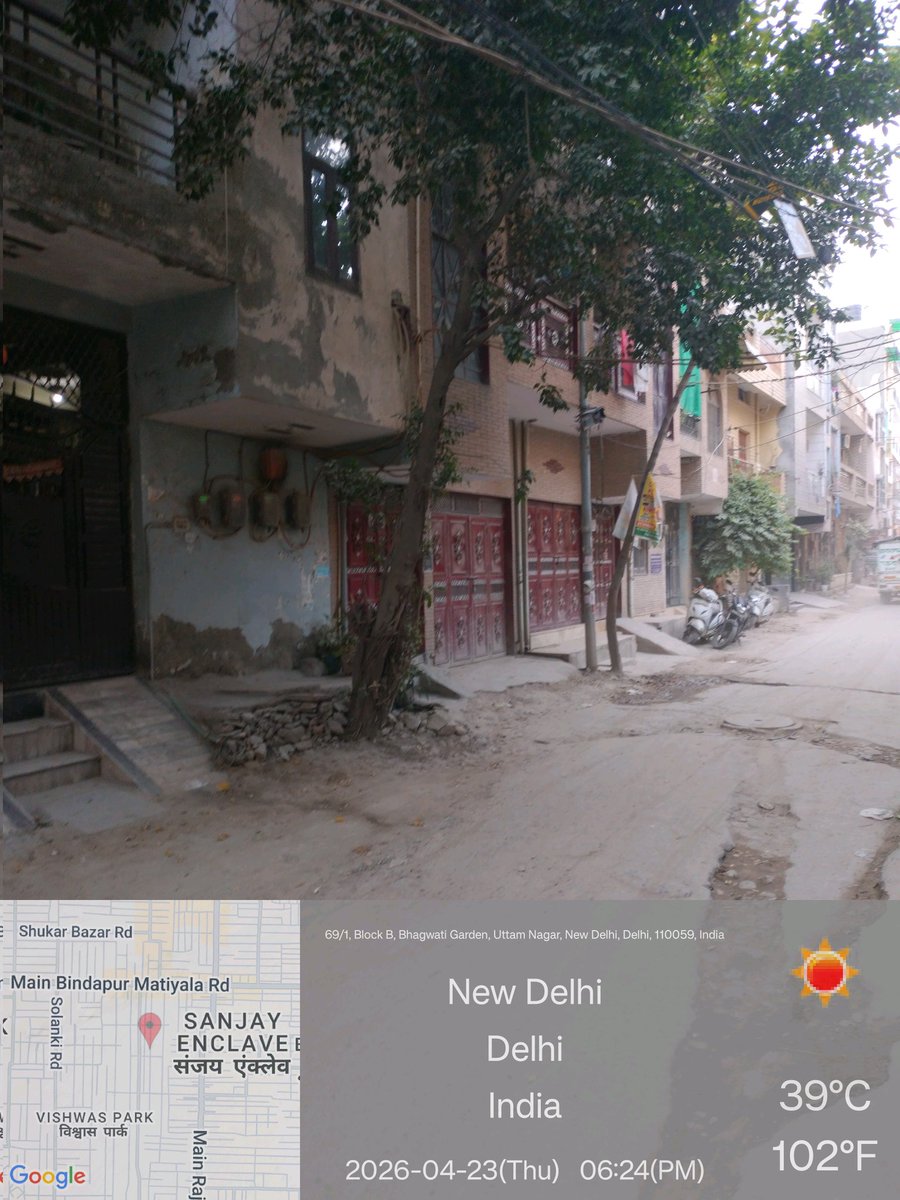 ag7042325's tweet image. Most URGENT 🚨 Life risk due to dangerously tilted tree at B-70, GALI NO. 2, Vishwas Park, Uttam Nagar, ND-59. Complaint filed on MCD 311 but no action taken. Tree may fall anytime. Request immediate pruning/removal. #MCD #Delhi #Safety