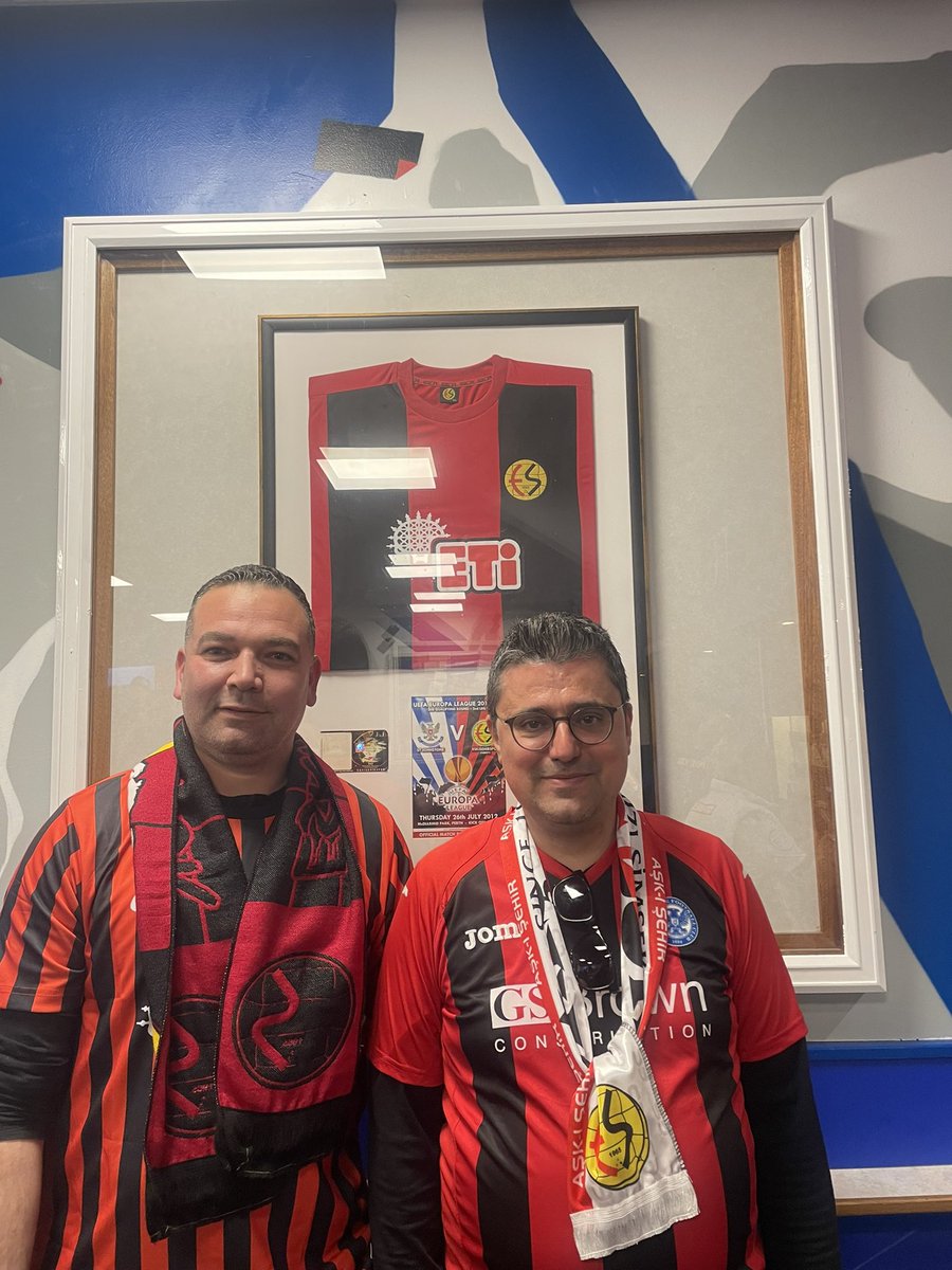 IainSmithy56's tweet photo. If only the outside world could be like the football world.  Our friends and brothers from Eskisehirspor at McDiarmid tonight to help us celebrate.  💙😇❤️🖤 https://t.co/4k90POIUNd