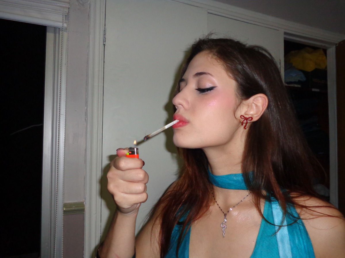 sputnikari's tweet photo. ao verme que primeiro roer o cannabis no meu pulmão dedico essas memórias putiferas https://t.co/v9SfUR4uzL
