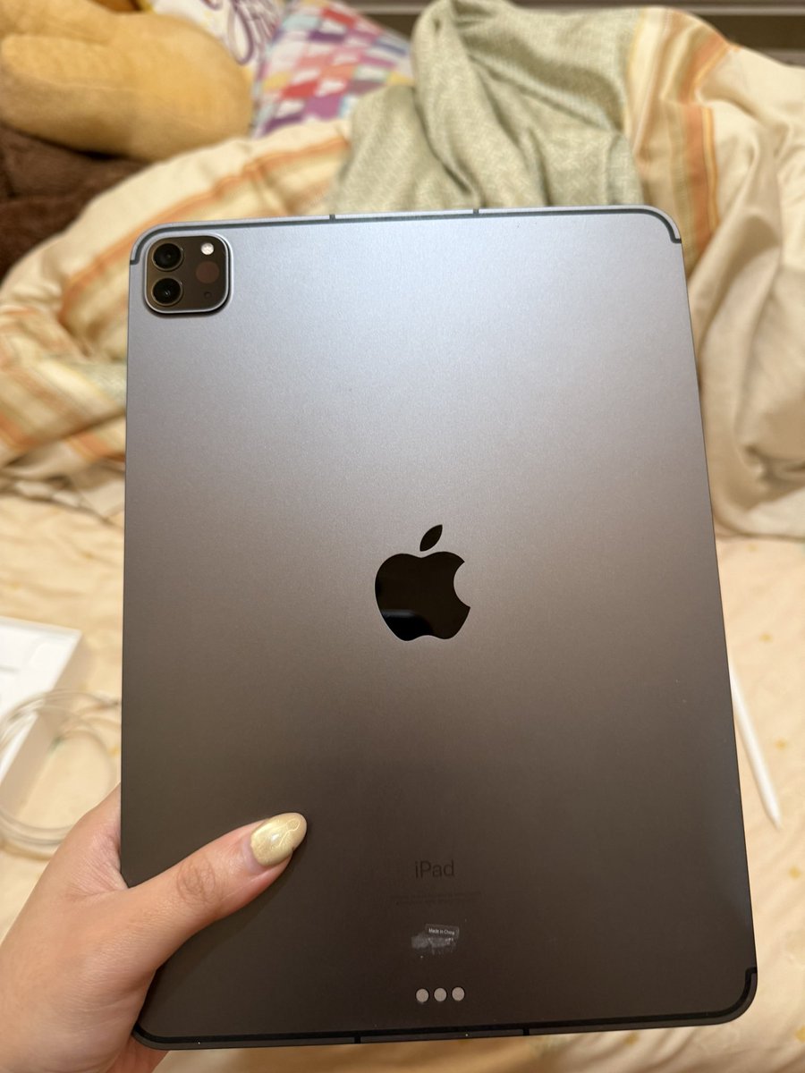 quaiescent's tweet photo. wts ipad pro m1 2021 128 gb wifi + cellular 

kelengkapan
- unit
- box ipad &amp; box apple pencil gen 2
- kabel chager
- manual book
- minus kepala charger
- ada dent kecil
📍dom tangsel, prefer cod 

pemakaian normal (untuk sosmed dan roblox) 

for more info, dm aja yaa! #zonauang https://t.co/KhrSuTwcFP