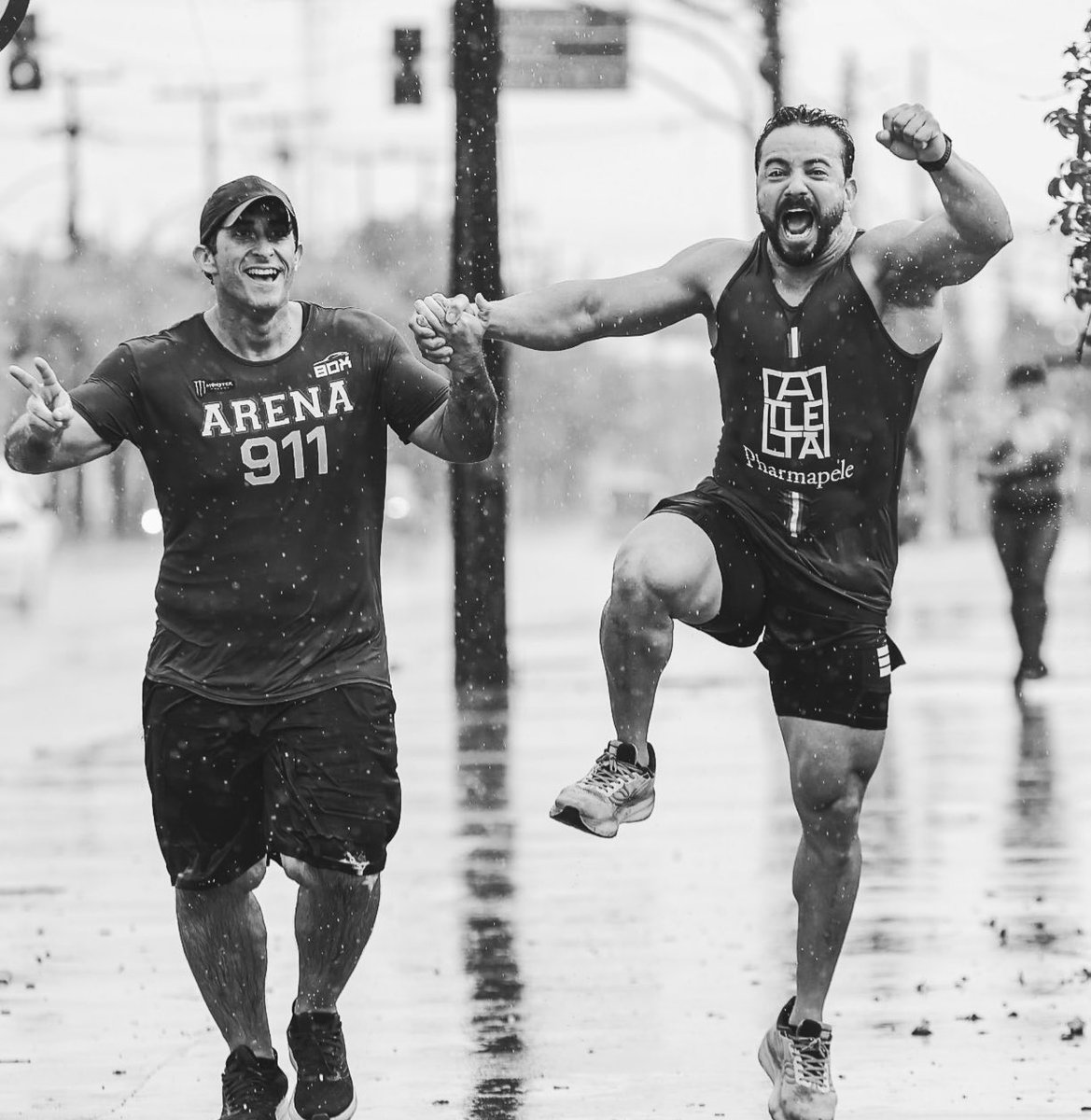 Eu era uma das quatro pessoas, e o mesmo Rafael(de boné)me chamou pra correr tb. Mesmo eu dizendo que não tinha um tênis de corrida adequado pro meu pé. E todo educado e insistente, Rafinha disse q levaria um pra mim

O tênis chegou. Quatro números maior.
A corrida com ele, não